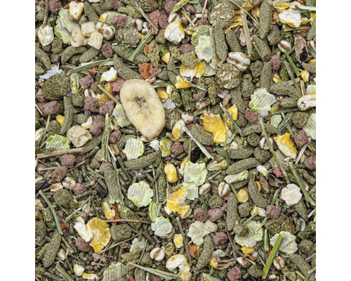 Close-up van konijnenvoer met groenten, granen en een schijf banaan