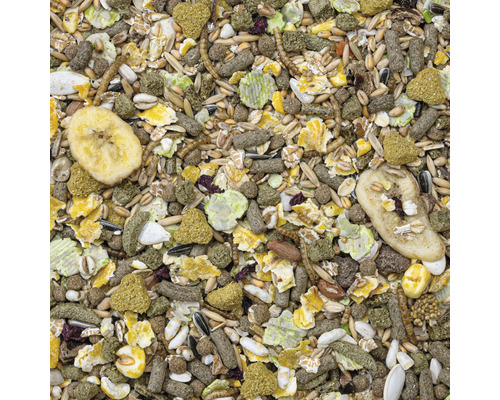 Close-up van voer voor kleine huisdieren met groenten, granen en bananenschijfjes