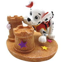 Decoratie voor aquarium met hondenfiguur en zandkasteel