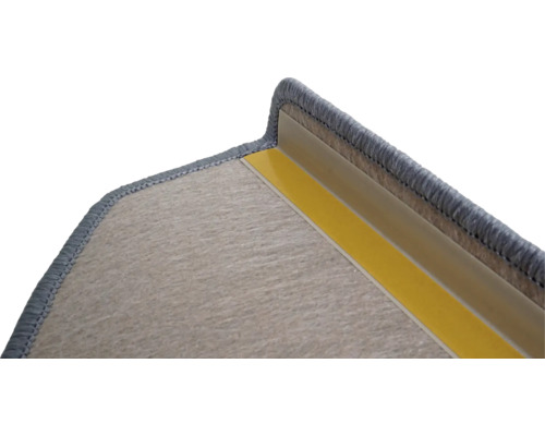 Detail van een trap met tapijt en montagetape.