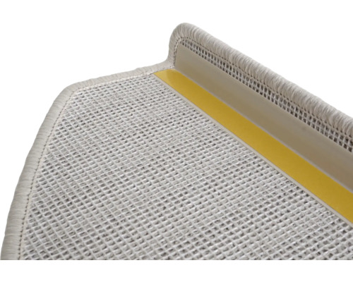 Detail van een trap trede met tapijt en antislipband