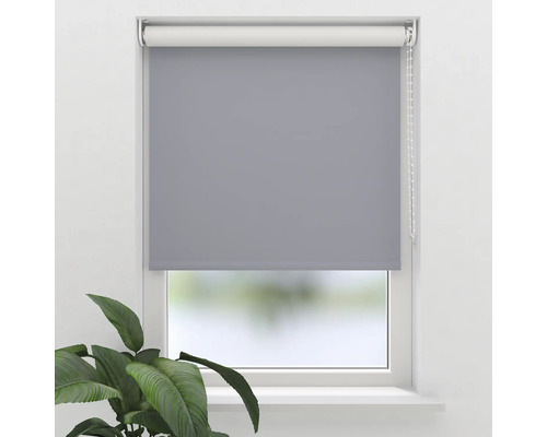 Grijs rolgordijn aan het venster met kettingbediening