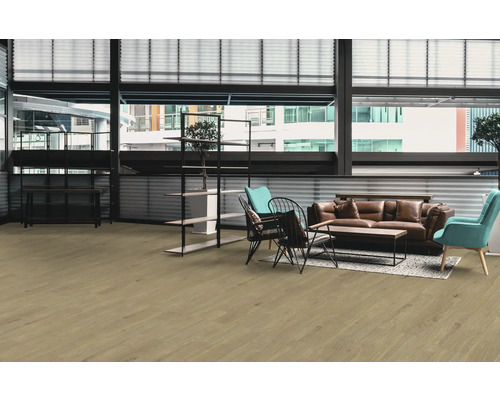 Lichte ruimte met houten vloer, bank, stoel en rekken.