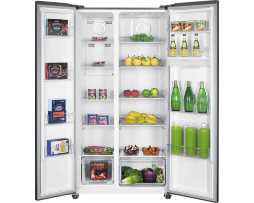 Geopende side-by-side koelkast met voedsel op de planken