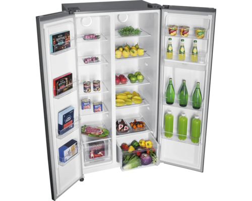 Geopende side-by-side koelkast met levensmiddelen