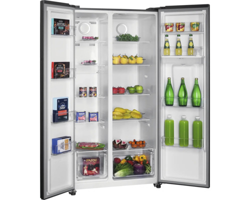 Openstaande side-by-side koelkast gevuld met levensmiddelen