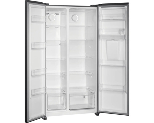 Geopende side-by-side koelkast met planken en laden.