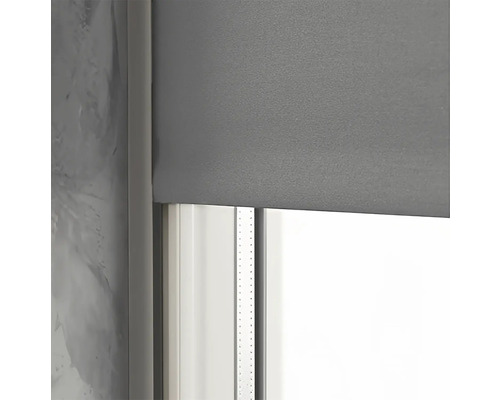 Grijs rolgordijn voor een raam