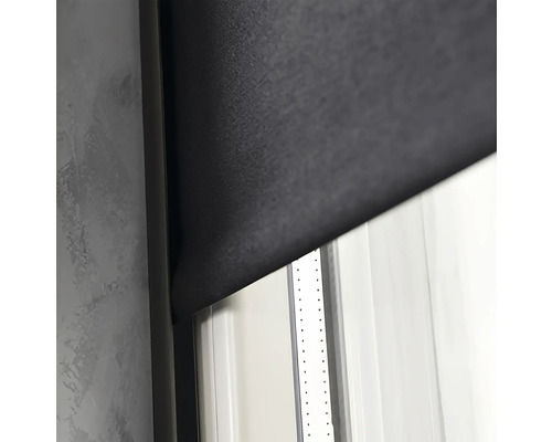 Raamrolgordijn om een raam te verduisteren