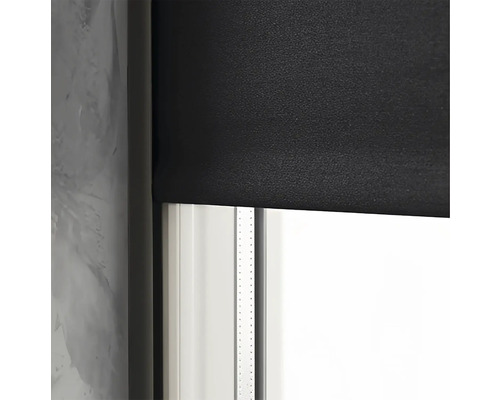 Zwart rolgordijn voor raam voor verduistering.