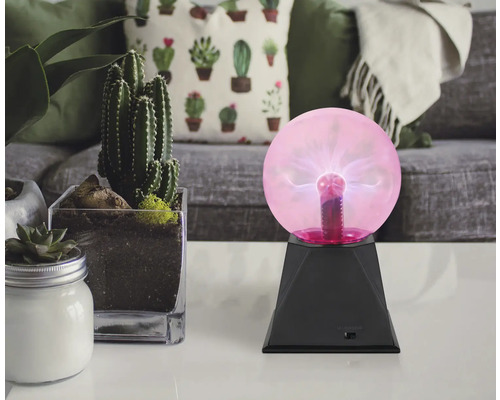 Decoratieve plasmalamp op een tafel met kamerplanten