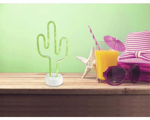 Decoratie met cactuslamp, drankje, zeester, zonnebril en hoed op houten tafel