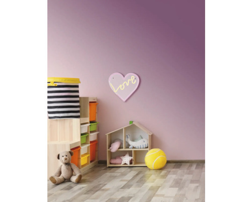 Kinderkamer met opbergrek, speelgoed en decoraties