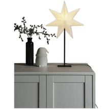 Decoratief arrangement met kerststerlamp, vaas en decoratief figuur op een kast