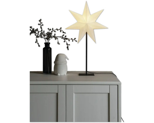 Decoratief arrangement met kerststerlamp, vaas en decoratief figuur op een kast