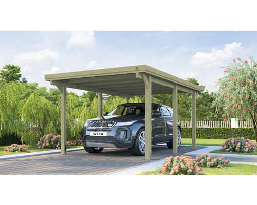 Auto onder een eenvoudige houten carport met plat dak
