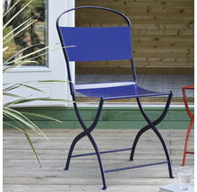 Blauwe metalen klapstoel voor buiten op een houten terras.