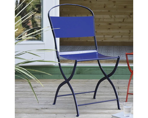 Blauwe metalen klapstoel voor buiten op een houten terras.
