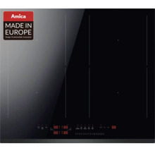 Zwarte Amica inductiekookplaat met vier kookzones en digitale display.