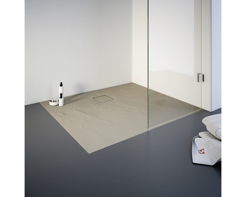 Gelijkvloerse douche met douchegoot en glazen wand in een badkamer