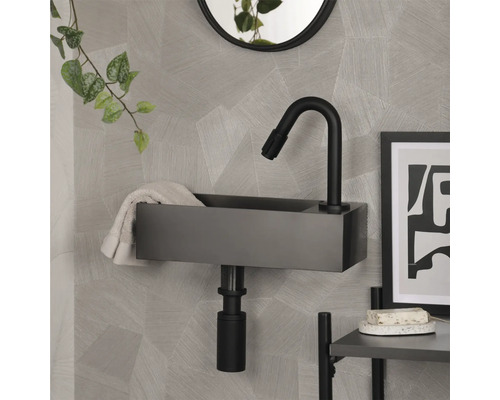 Moderne badkamer met wastafel, kraan en handdoek