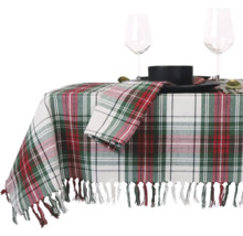 Tafel met geruit tafelkleed, servies en glazen