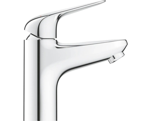 Glanzende, zilverkleurige wastafelmengkraan