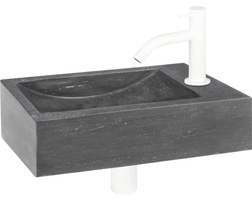 Wastafel van steen met kraan