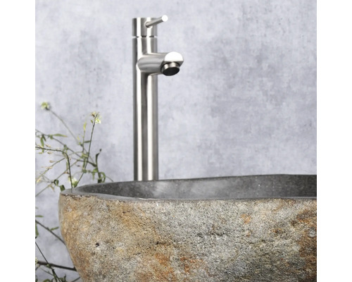 Stenen wastafel met kraan