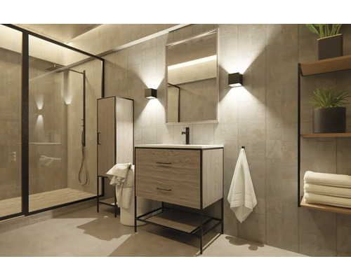 Badkamer met douche, wastafel, spiegel en plank