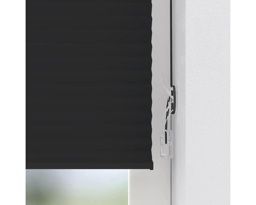 Zwart plisségordijn op het raam