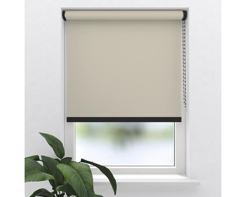 Beige rolgordijn op raam met kettingbediening