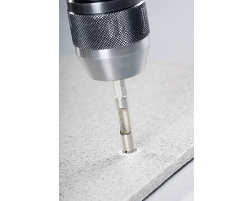 Diamantboor boort gat in tegel