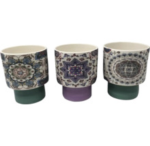 Drie keramische bloempotten met verschillende bloemmotieven