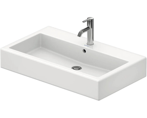 Witte keramische wastafel met chromen kraan