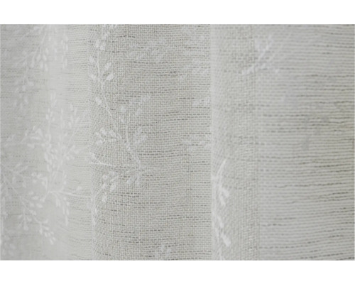 Gedetailleerde weergave van een gordijn met plantenmotief en textieloppervlak