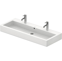 Witte opzetwastafel met twee kranen voor de badkamer