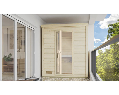 Houten sauna met open glazen deur op een balkon