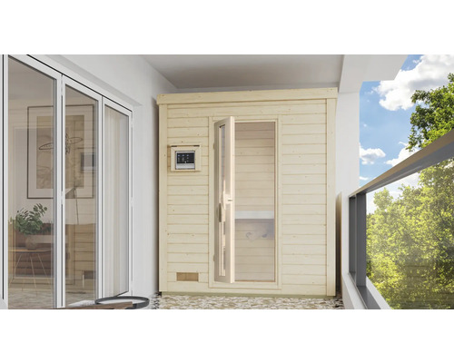 Houten sauna met glazen deur op een balkon