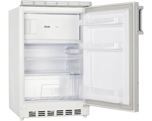 Geopende, witte koelkast met planken