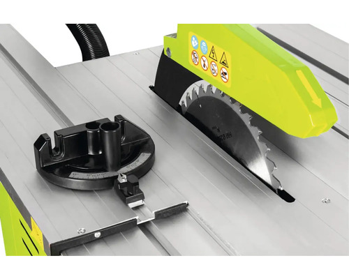 Detailopname van tafelzaag met zaagblad en hoekaanslag