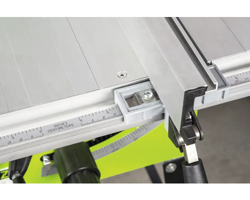 Detail van een tafelzaag met meetschaal en aanslag