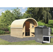 Houten buitensauna met kachel en bediening in de tuin