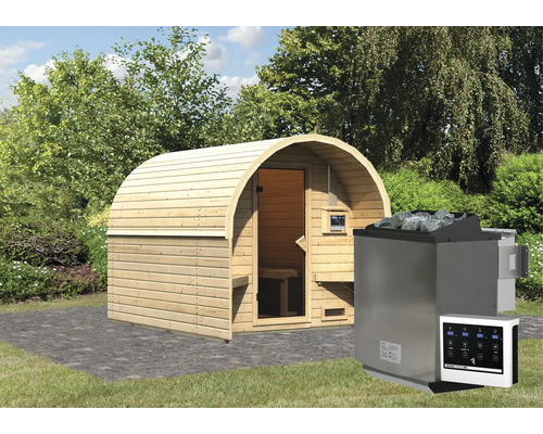 Houten buitensauna met kachel en bediening in de tuin