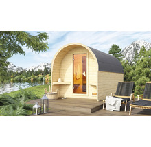 Houten barrel sauna met glazen deur en twee ligstoelen op een houten terras met een berglandschap op de achtergrond