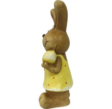 Paashaasfiguur met ei en jurk als decoratie