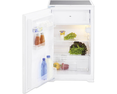 Geopende witte koelkast met diverse levensmiddelen