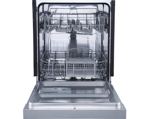 Geopende vaatwasser met afwasmanden