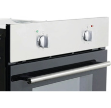 Close-up van een oven met bedieningselementen en handgreep
