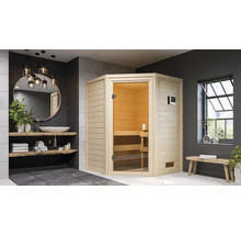 Badkamer met houten sauna, wastafel op houten plank onder een ronde spiegel en een bank bij een raam
